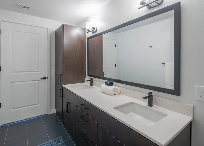Stunning 1bd - Pool, Gym, Parking, W-d - Sleeps 4 Apartment